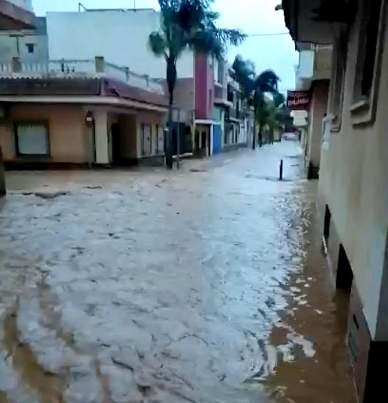 <span style='color:#780948'>ARCHIVED</span> - Los Alcázares looks like Venice as floodwaters fill the streets once again