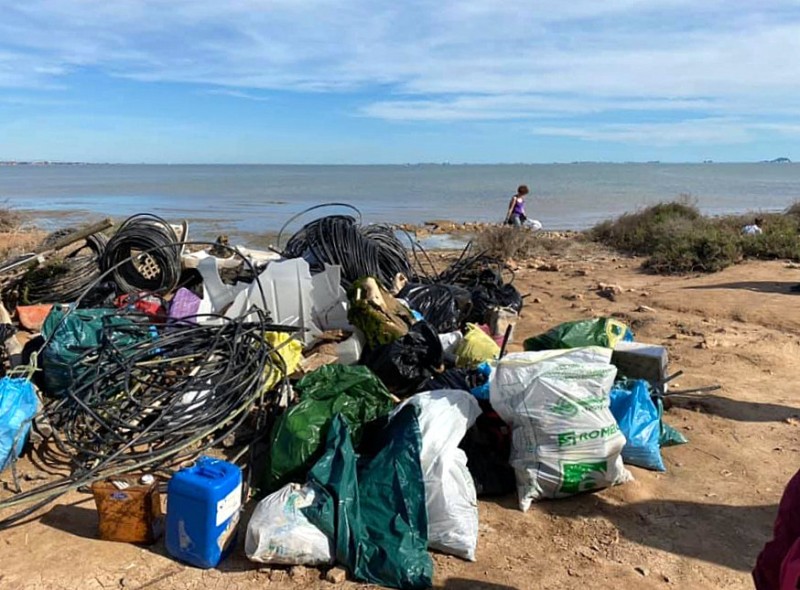 <span style='color:#780948'>ARCHIVED</span> - Volunteers collect over 2 tons of plastics and waste from the shore of the Mar Menor