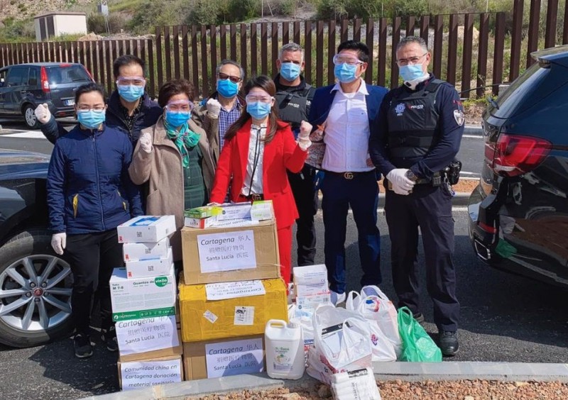 <span style='color:#780948'>ARCHIVED</span> - The Chinese community of Cartagena donates 2,000 facemasks to the local police