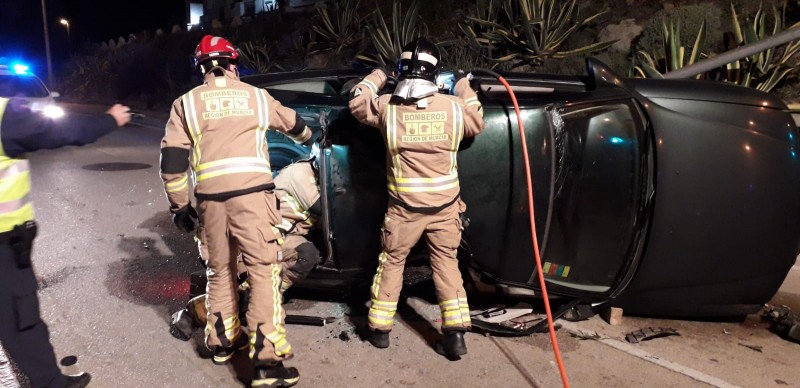 <span style='color:#780948'>ARCHIVED</span> - Firemen rescue occupant of overturned vehicle in la Manga del Mar Menor