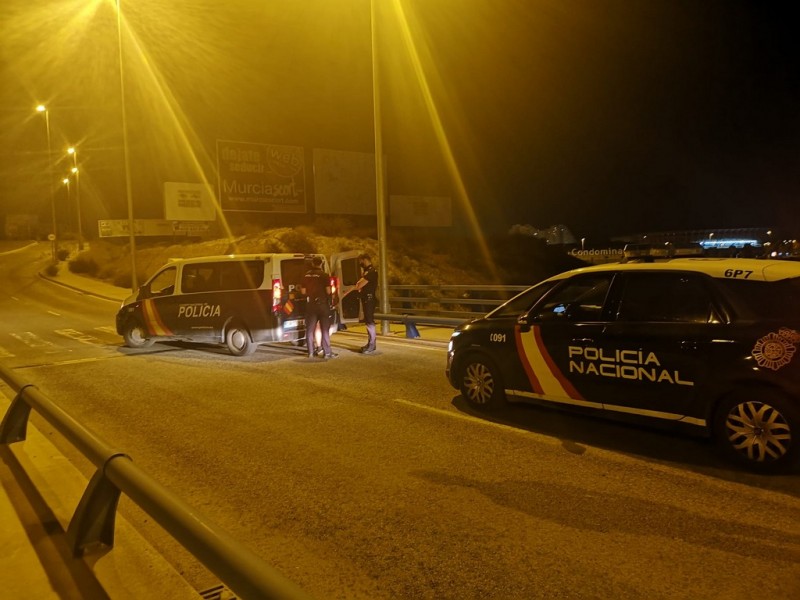 <span style='color:#780948'>ARCHIVED</span> - Police avert suicide from bridge over main Murcia autovia