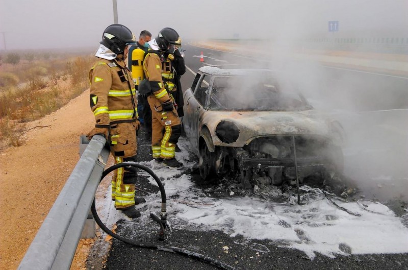 <span style='color:#780948'>ARCHIVED</span> - Driver uninjured in car fire on A-33 near to Jumilla