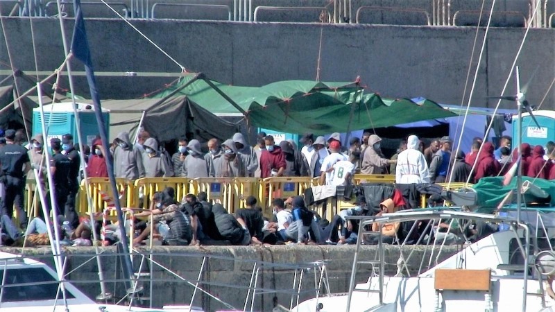 <span style='color:#780948'>ARCHIVED</span> - Migrant crisis in the Canary Islands as detention facilities spill over