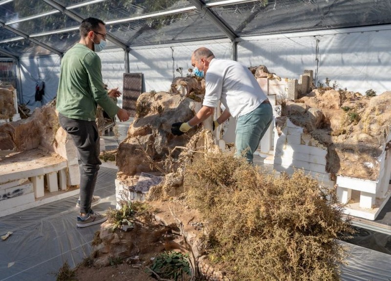 <span style='color:#780948'>ARCHIVED</span> - Cartagena Nativity scene being installed in Plaza San Francisco