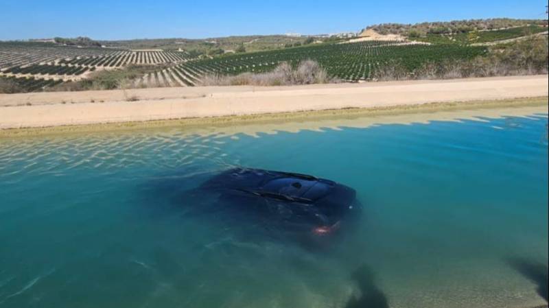 Thieves toss luxury BMW into Orihuela Costa canal