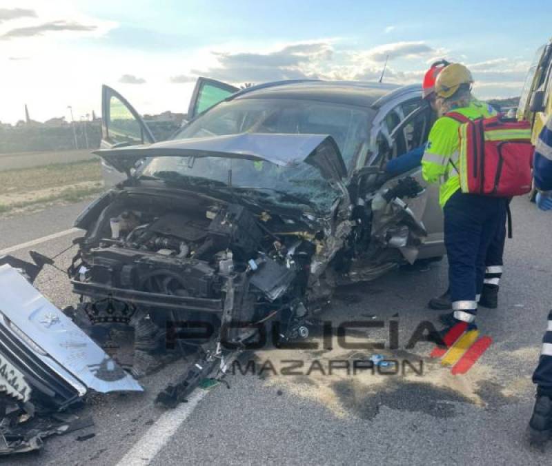 French car involved in traffic accident on N-332 in Puerto de Mazarrón that leaves three injured