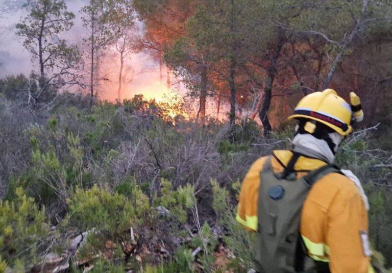 Firefighters stamp out 14 separate forest fires caused by lightning strikes in Murcia this Wednesday