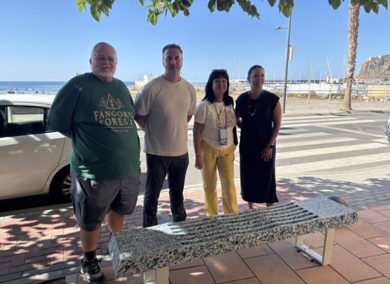 Águilas volunteers rewarded with bench made using plastic they collected from the sea