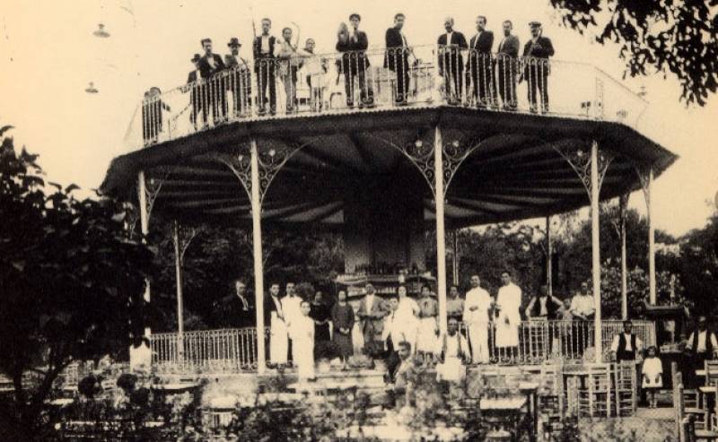 The Jardín del Rey Don Pedro and the Paseo Poeta Lorenzo Guardiola in Jumilla
