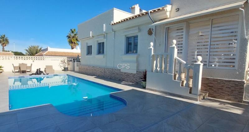 Turnkey 2-bedroom villa on Camposol with private pool for €265,000