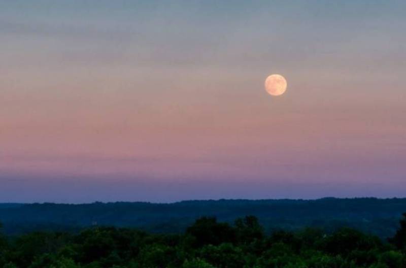April's Pink Moon kicks off a month of changing skies over Spain