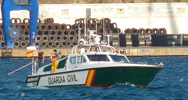 Off-duty officers and a stranded speedboat: the daily reality of fighting drug trafficking on the Cádiz coast
