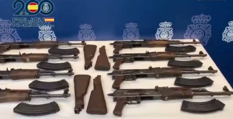 Eight Kalashnikov rifles seized after high-speed police chase in Alicante
