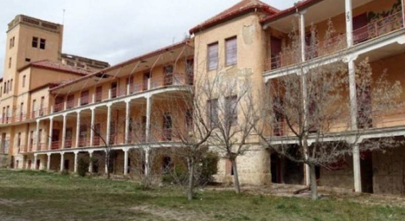Firefighters tackle blaze at spooky former Sierra Espuña sanatorium