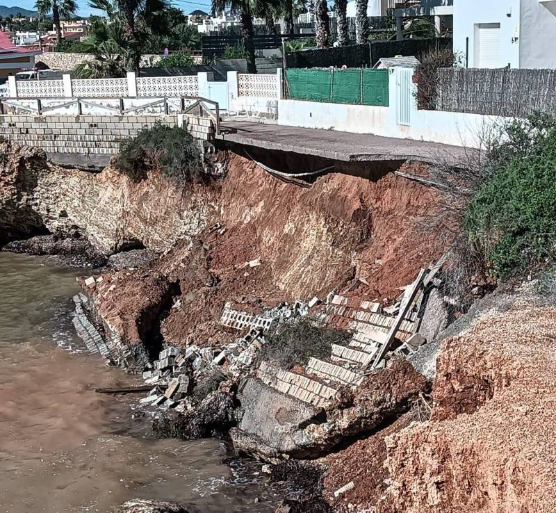 Landslide brings down old wall on Cabo de Palos coastline