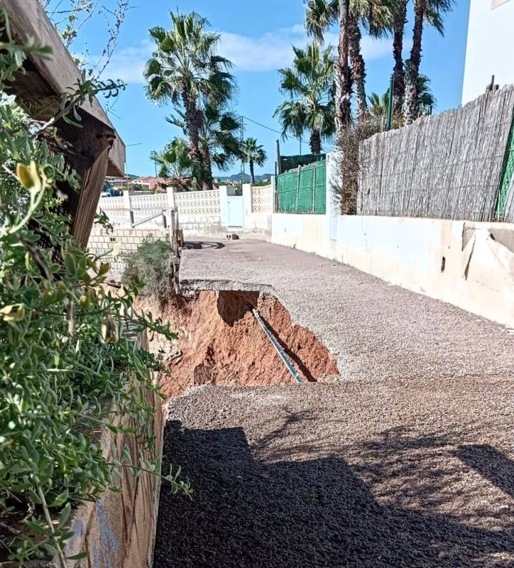 Landslide brings down old wall on Cabo de Palos coastline